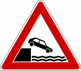 Verkehrzeichen Ufer: Auto fällt ins Wasser